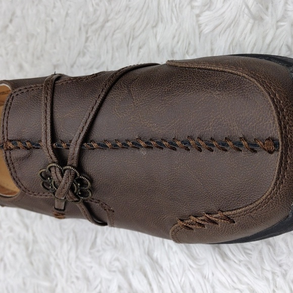 Comfortview Brown Faux Leather Floral Strap Upper Round Toe Low Heel Casual Shoe - Picture 12 of 16